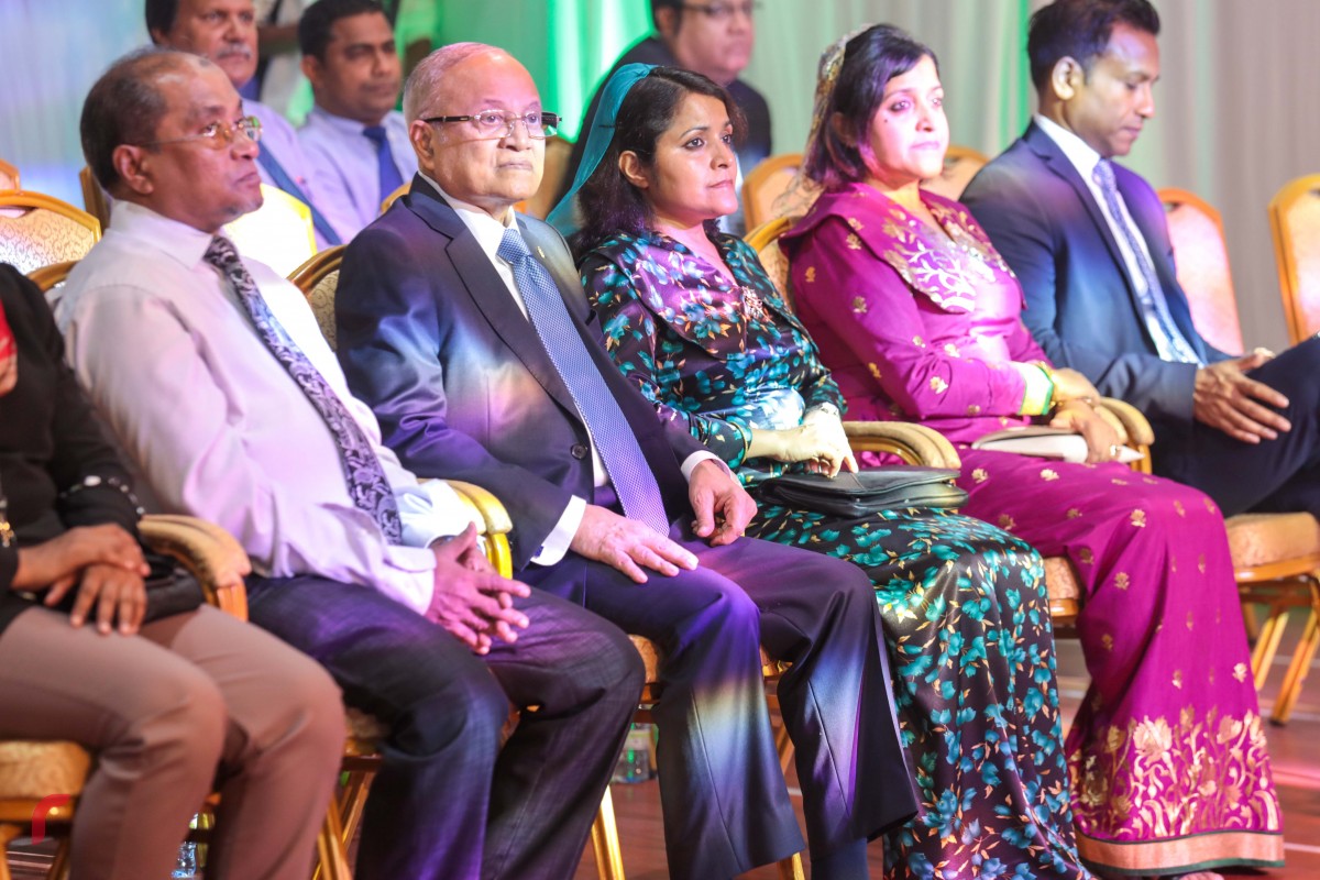 ޖެނުއަރީ 26، 2018 : އިންޑިއާގެ 69 ވަނަ ޖުމްހޫރީ ދުވަހުގެ މުނާސަބަތުގައި ޣިޔާސުއްދީން އިންޓަނޭޝަނަލް ސްކޫލްގައި ބޭއްވި ހާއްސަ ހަފްލާގައި ކުރީގެ ރައީސް މައުމޫންއާއި ދަރިކަނބަލުން ޔުމްނާ އަދި ދުންޔާ ބައިވެރިވެވަޑައިގަންނަވަނީ  -- ފޮޓޯ: މުހައްމަދު ޝަރުހާން