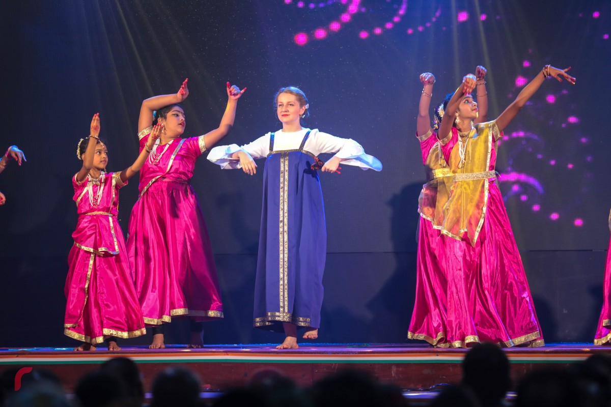 ޖެނުއަރީ 26، 2018 : އިންޑިއާގެ 69 ވަނަ ޖުމްހޫރީ ދުވަހުގެ މުނާސަބަތުގައި ޣިޔާސުއްދީން އިންޓަނޭޝަނަލް ސްކޫލްގައި ބޭއްވި ހާއްސަ ހަފްލާގައި މުނިފޫހިފިލުވުމުގެ އައިޓަމްއެއް ހުށަހަޅައިދެނީ -- ފޮޓޯ: މުހައްމަދު ޝަރުހާން