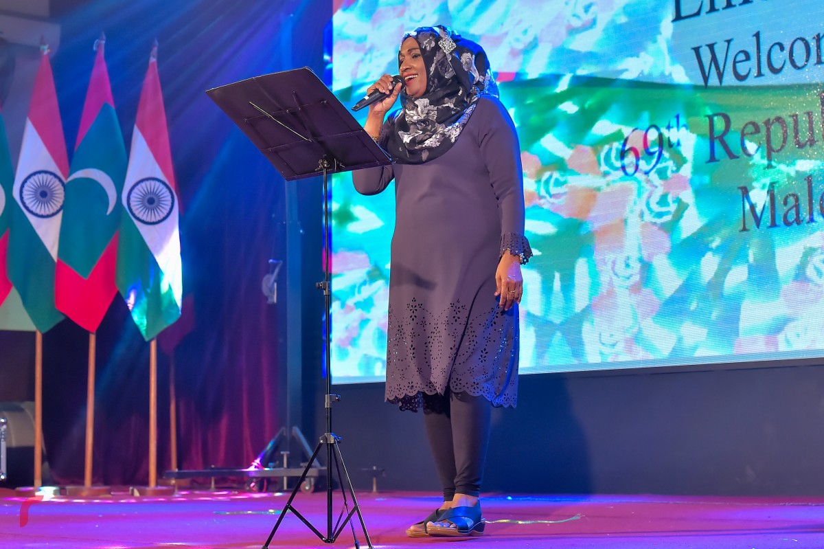 ޖެނުއަރީ 26، 2018 : އިންޑިއާގެ 69 ވަނަ ޖުމްހޫރީ ދުވަހުގެ މުނާސަބަތުގައި ޣިޔާސުއްދީން އިންޓަނޭޝަނަލް ސްކޫލްގައި ބޭއްވި ހާއްސަ ހަފްލާގައި މުނިފޫހިފިލުވުމުގެ އައިޓަމްއެއް ހުޝަހަޅައިދެނީ -- ފޮޓޯ: މުހައްމަދު ޝަރުހާން