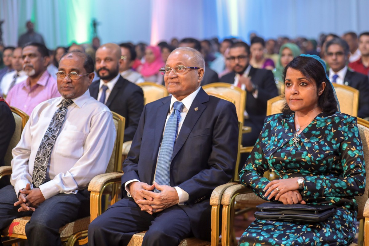 ޖެނުއަރީ 26، 2018 : އިންޑިއާގެ 69 ވަނަ ޖުމްހޫރީ ދުވަހުގެ މުނާސަބަތުގައި ޣިޔާސުއްދީން އިންޓަނޭޝަނަލް ސްކޫލްގައި ބޭއްވި ހާއްސަ ހަފްލާގައި ކުރީގެ ރައީސް މައުމޫން އަދި ދަރިކަނބަލުން ޔުމްނާ މައުމޫން ބައިވެރިވެ ވަޑައިގަންނަވަނީ -- ފޮޓޯ: މުހައްމަދު ޝަރުހާން