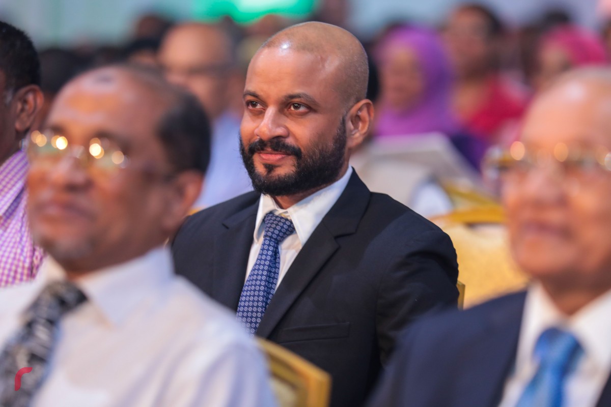 ޖެނުއަރީ 26، 2018 : އިންޑިއާގެ 69 ވަނަ ޖުމްހޫރީ ދުވަހުގެ މުނާސަބަތުގައި ޣިޔާސުއްދީން އިންޓަނޭޝަނަލް ސްކޫލްގައި ބޭއްވި ހާއްސަ ހަފްލާގައި ކުރީގެ ރައީސް މައުމޫންގެ ދަރިކަލުން އަދި ދިއްގަރު ދާއިރާގެ މެމްބަރު ފާރިސް މައުމޫން ބަައިވެރިވެ ވަޑައިގަންނަވަނީ -- ފޮޓޯ: މުހައްމަދު ޝަރުހާން