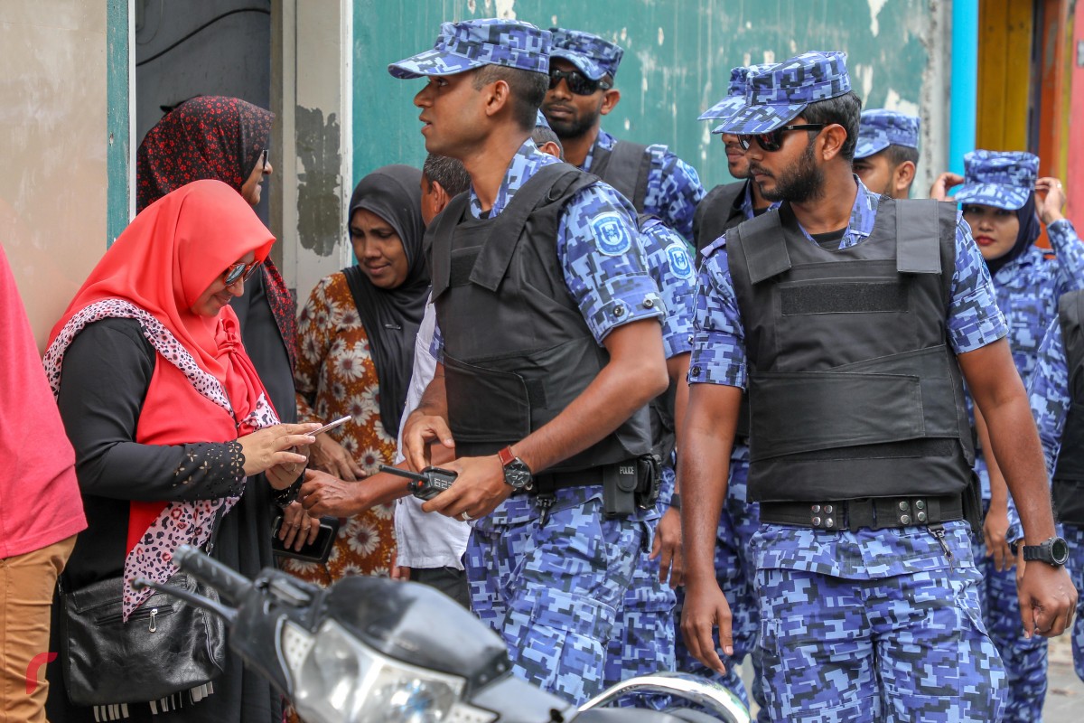 ޖެނުއަރީ 27، 2018: މަޖިލިސް މެމްބަރުންނަށް ރިޝްވަތު ހުށަހެޅިކަމުގެ ތުހުމަތުގައި ފާރިސް މައުމޫން ހައްޔަރު ކުރުމަށް ކޯޓު އަމުރެއް ހޯދުމާ އެކު، އެސަރަހައްދަށް އެއްވެ ތިބި ފަރާތްތައް ދުރުކުރަނީ -- ފޮޓޯ: މުހައްމަދު ޝަރުހާން