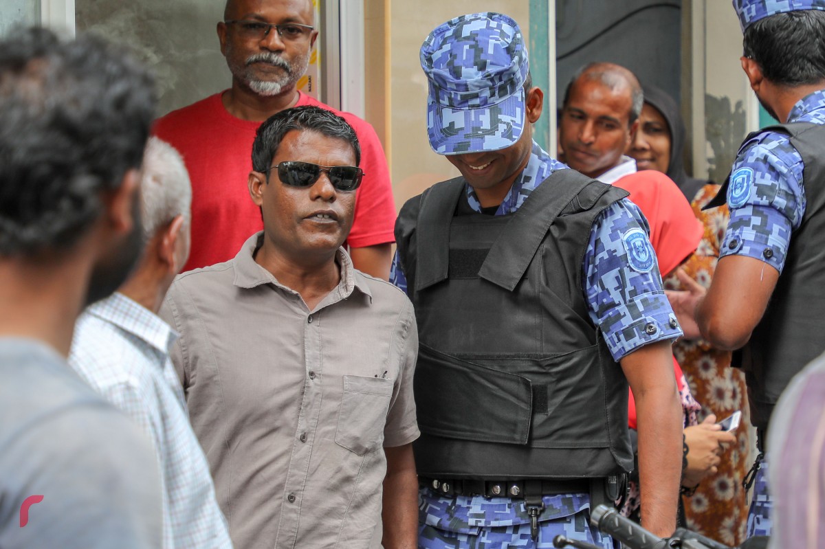 ޖެނުއަރީ 27، 2018: މަޖިލިސް މެމްބަރުންނަށް ރިޝްވަތު ހުށަހެޅިކަމުގެ ތުހުމަތުގައި ފާރިސް މައުމޫން ހައްޔަރު ކުރުމަށް ކޯޓު އަމުރެއް ހޯދުމާ އެކު، އެސަރަހައްދަށް އެއްވެ ތިބި ފަރާތްތައް ދުރުކުރަނީ -- ފޮޓޯ: މުހައްމަދު ޝަރުހާން