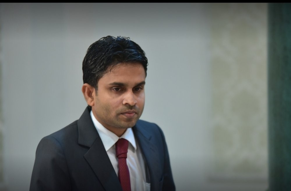 ފާރިސް ހައްޔަރުކުރަން ކޯޓުން އަމުރު ކުރި ޝަހީދު ގަޒީ:- އޭނާ އެ އަމުރު ނެރުއްވީ ރަސްމީކޮށް އޮފީހަށް ނުނިކުންނަވާ 