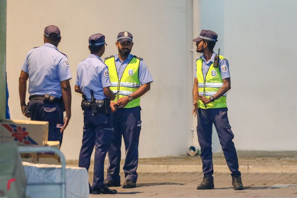 ޖެނުއަރީ 27، 2018: ރިޝްވަތު ދިންކަމުގެ ތުހުމަތުގައި ހައްޔަރުކޮށްފައިވާ ދިއްގަރު ދާއިރާގެ މެމްބަރު އަޙްމަދު ފާރިސް މައުމޫންގެ ބަންދުގެ މުއްދަތު ޖެހުމުގެ މަޖިލިސް ހިނގަމުން ދިޔައިރު، ފުލުހުން ކޯޓް ސަރަހައްދުގެ ޓްރެފިކް ބަލަހައްޓަނީ -- ރާއްޖެ އެމްވީ ފޮޓޯ: މުހައްމަދު ޝަރުހާން