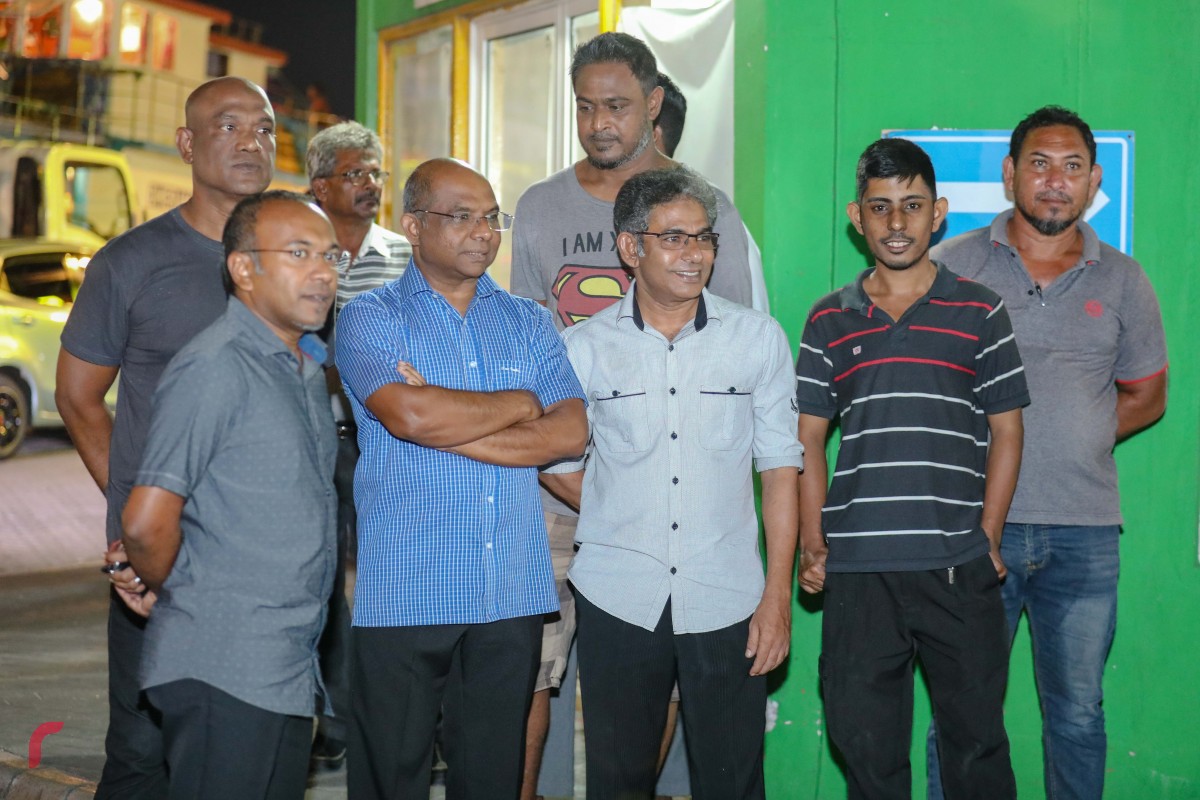 ޖެނުއަރީ 27، 2018: ރިޝްވަތު ދިންކަމުގެ ތުހުމަތުގައި ހައްޔަރުކޮށްފައިވާ ދިއްގަރު ދާއިރާގެ މެމްބަރު އަޙްމަދު ފާރިސް މައުމޫންގެ ބަންދުގެ މުއްދަތު ޖެހުމުގެ މަޖިލިސް ހިނގަމުން ދިޔައިރު، އިދިކޮޅު އިއްތިހާދުގެ މެމްބަރުން ކްރިމިނަލް ކޯޓުގެ ބޭރުގައި މަޑުކޮށްލައިގެން -- ރާއްޖެ އެމްވީ ފޮޓޯ: މުހައްމަދު ޝަރުހާން