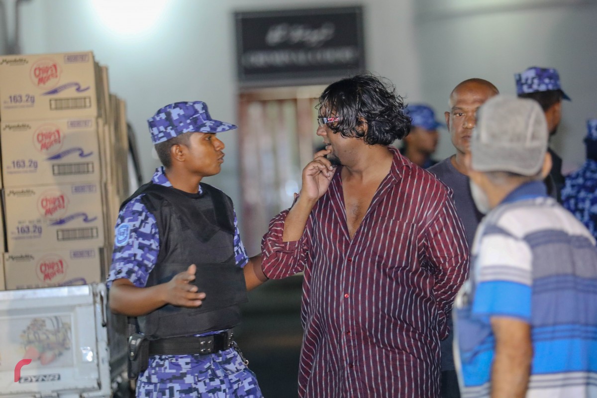 ޖެނުއަރީ 27، 2018: ރިޝްވަތު ދިންކަމުގެ ތުހުމަތުގައި ހައްޔަރުކޮށްފައިވާ ދިއްގަރު ދާއިރާގެ މެމްބަރު އަޙްމަދު ފާރިސް މައުމޫންގެ ބަންދުގެ މުއްދަތު ޖެހުމުގެ މަޖިލިސް ހިނގަމުން ދިޔައިރު، ފުލުހުން ކޯޓް ސަރަހައްދުގައި ހަރަކާތްތެރިވަނީ-- ރާއްޖެ އެމްވީ ފޮޓޯ: މުހައްމަދު ޝަރުހާން