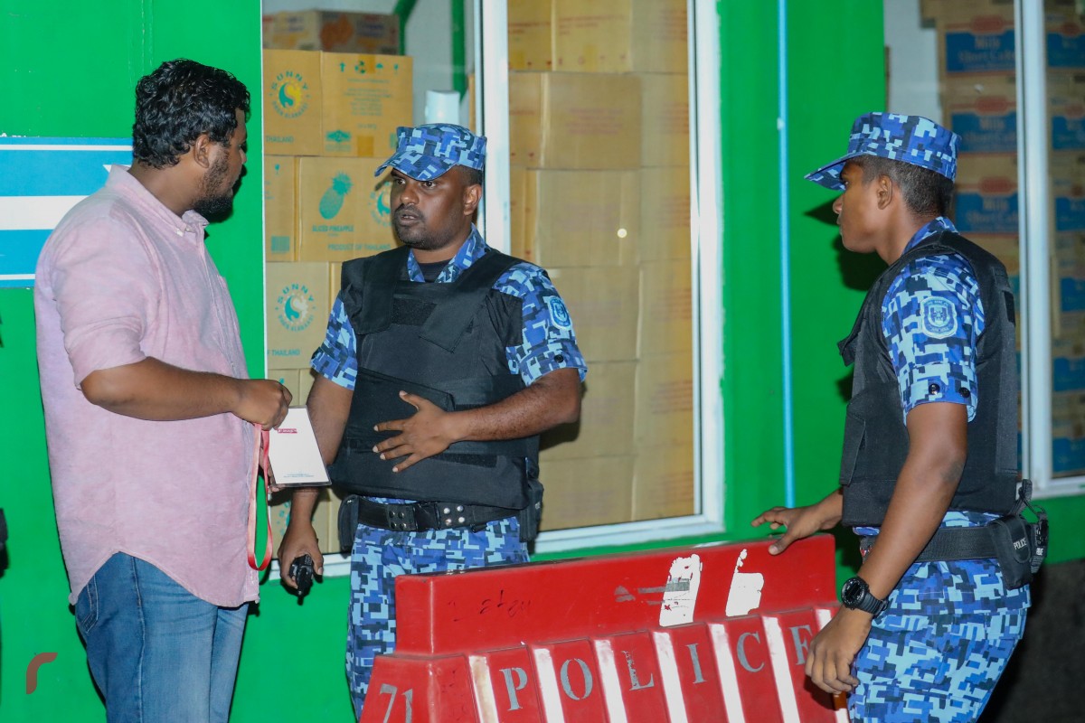 ޖެނުއަރީ 27، 2018: ރިޝްވަތު ދިންކަމުގެ ތުހުމަތުގައި ހައްޔަރުކޮށްފައިވާ ދިއްގަރު ދާއިރާގެ މެމްބަރު އަޙްމަދު ފާރިސް މައުމޫންގެ ބަންދުގެ މުއްދަތު ޖެހުމުގެ މަޖިލިސް ހިނގަމުން ދިޔައިރު، ފުލުހުން ކޯޓް ސަރަހައްދުގައި ހަރަކާތްތެރިވަނީ-- ރާއްޖެ އެމްވީ ފޮޓޯ: މުހައްމަދު ޝަރުހާން