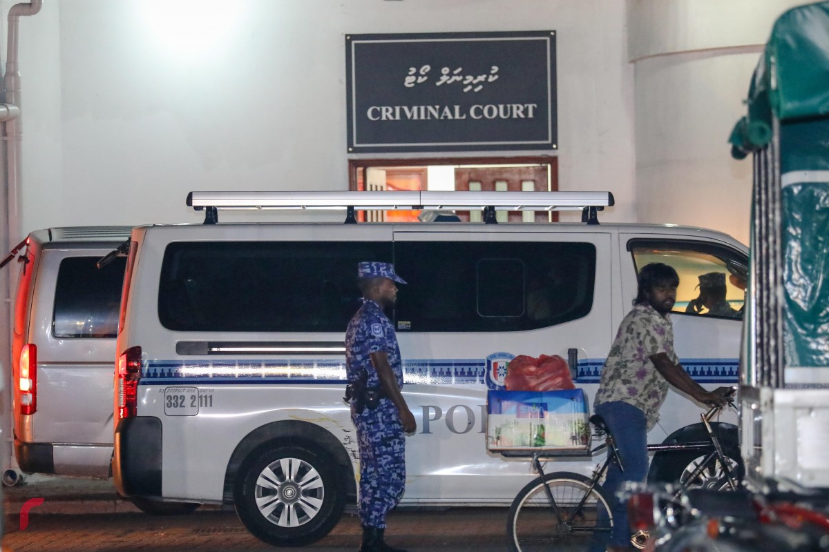 ޖެނުއަރީ 27، 2018: ރިޝްވަތު ދިންކަމުގެ ތުހުމަތުގައި ހައްޔަރުކޮށްފައިވާ ދިއްގަރު ދާއިރާގެ މެމްބަރު އަޙްމަދު ފާރިސް މައުމޫންގެ ބަންދުގެ މުއްދަތު ޖެހުމުގެ މަޖިލިސް ހިނގަމުން ދިޔައިރު، ފުލުހުން ކޯޓް ސަރަހައްދުގައި ހަރަކާތްތެރިވަނީ-- ރާއްޖެ އެމްވީ ފޮޓޯ: މުހައްމަދު ޝަރުހާން