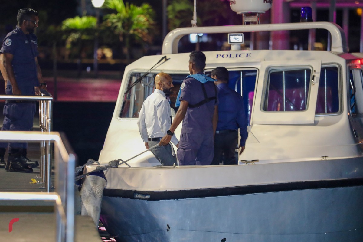 ޖެނުއަރީ 27، 2018: ބަންދުގެ މުއްދަތު ޖެހުމަށް ފަހު ފުލުހުންގެ ލޯންޗެއްގައި ފާރިސް ދޫނިދޫ އަށް ގެންދަނީ -- ރާއްޖެ އެމްވީ ފޮޓޯ: މުހައްމަދު ޝަރުހާން