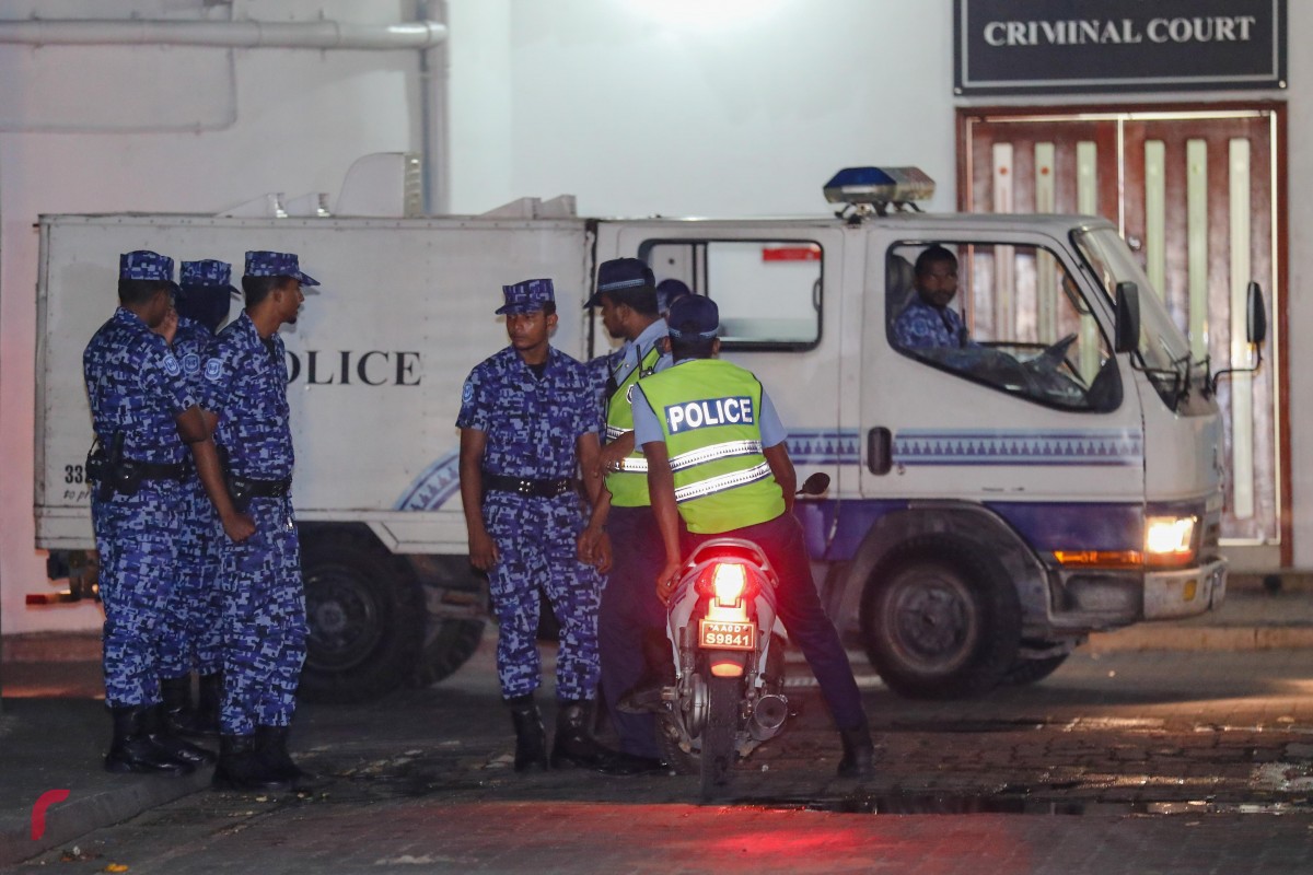 ޖެނުއަރީ 27، 2018: ރިޝްވަތު ދިންކަމުގެ ތުހުމަތުގައި ހައްޔަރުކޮށްފައިވާ ދިއްގަރު ދާއިރާގެ މެމްބަރު އަޙްމަދު ފާރިސް މައުމޫންގެ ބަންދުގެ މުއްދަތު ޖެހުމުގެ މަޖިލިސް ހިނގަމުން ދިޔައިރު، ފުލުހުން ކޯޓް ސަރަހައްދުގައި ހަރަކާތްތެރިވަނީ-- ރާއްޖެ އެމްވީ ފޮޓޯ: މުހައްމަދު ޝަރުހާން