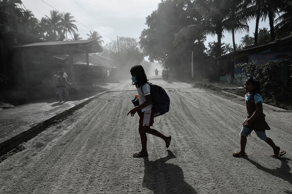 ޖެނުއަރީ 29، 2018: ފިލިޕީންސްގެ މައުންޓް މެޔޯން ފަރުބަދަ ގޮވައި ޕިލިޕީންސްގެ މަގުތަކުގައި އަޅި ފައިބާފައި، ފަރުބަދަ ގޮވުމުގެ ސަބަބުން ގިނަ އަދަދެއްގެ މީހުން ހާލުގައި ޖެހި ސްކޫލްތައް ވަނީ ބަންދުކޮށްފައި