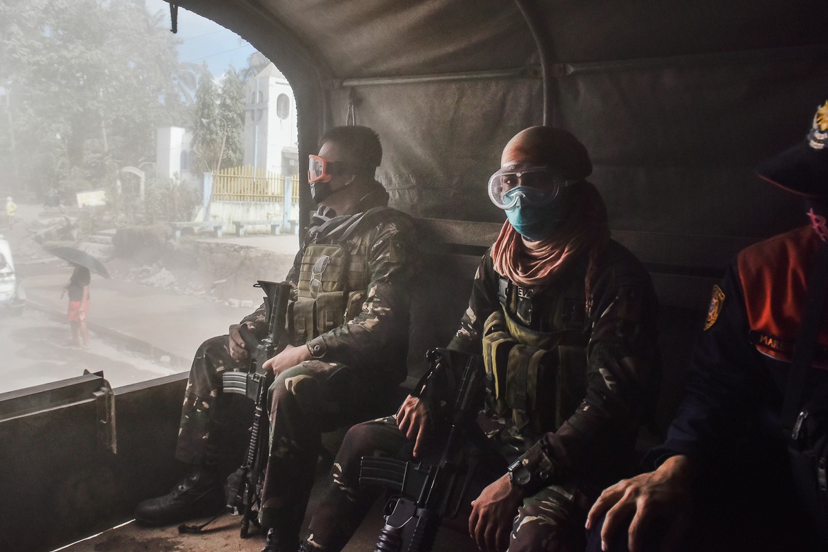 ޖެނުއަރީ 29، 2018: ފިލިޕީންސްގެ މައުންޓް މެޔޯން ފަރުބަދަ ގޮވަނީ، ފަރުބަދަ ގޮވުމުގެ ސަބަބުން ގިނަ އަދަދެއްގެ މީހުން ހާލުގައި ޖެހިފައިވާ އިރު މީހުން ސަލާމަތް ކުރުމަށް ޕިލިޕީންސްގެ އަސްކަރިއްޔާ އިން ދަނީ މަސައްކަތް ކުރަމުން