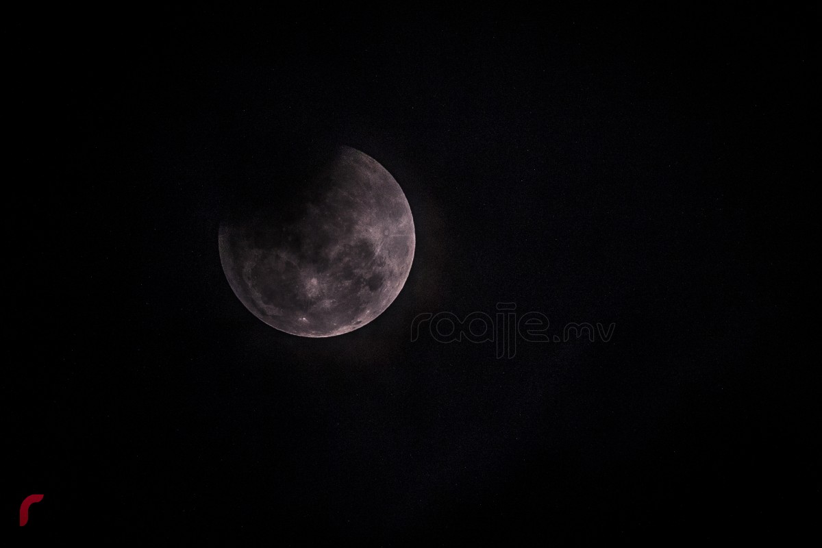 ޖެނުއަރީ 31، 2018: އޭޝިއާއާއި ޔޫރަޕް އަދި އެފްރިކާގެ ގައުމުތަކަށް ފެނުނު "ސުޕަރ ބްލޫ ބްލަޑް މޫން" ރާއްޖެއިން. "ސުޕަރ ބްލޫ ބްލަޑް މޫން" އެންމެ ފަހުން ފެނިފައިވަނި މީގެ 150 އަހަރުކުރިން. ރާއްޖެ ގަޑިން 6:14 ގައި ހަނދު އެރި އިރު ކޭތަ ހިފާފައި ހުރިއިރު ކޭތަ ވީއްލާފައި ވަނީ ރާއްޖެ ގަޑިން 8:20 ހާއިރުއެވެ. -- ފޮޓޯ: މުހައްމަދު ޝަރުހާން