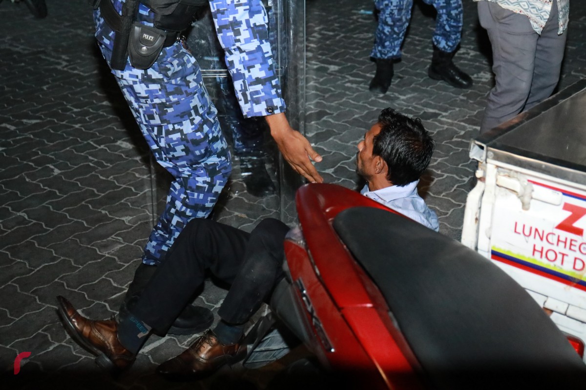 ފެބްރުއަރީ 1، 2018: ސުޕްރީމް ކޯޓްއިން ކުރި އަމުރާއެކު ސަރުކާރާ ދެކޮޅު ފަރާތްތައް މަގު މައްޗަށް ނިކުމެ އަޑު އުފުލަމުން ދަނިކޮށް މެމްބަރު މުހައްމަދު އަބްދުﷲ މަގު މައްޗަށް ވެއްޓިފައި -- ފޮޓޯ: މުހައްމަދު ޝަރުހާން