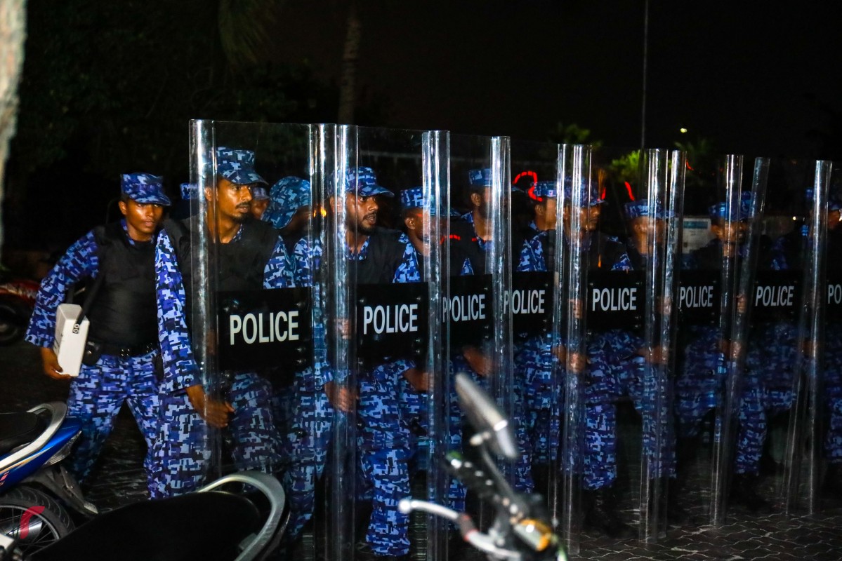 ފެބްރުއަރީ 1، 2018: ސުޕްރީމް ކޯޓްއިން ކުރި އަމުރާއެކު ސަރުކާރާ ދެކޮޅު ފަރާތްތައް މަގު މައްޗައް ނިކުމެ އަޑު އުފުލުމުން، ފުލުހުން އެއްވުން ރޫޅާލުމަށް މަސައްކަތް ކުރަނީ، ފުލުހުން އެއްވުން ރޫޅާލުމަށް ބާރުގެ ބޭނުންކޮށް ކަރުނަ ގޭސްޖަހާފައި ވާއިރު މިކަމުގެ ސަބަބުން ގިނަ އަދަދެއްގެ ބަޔަކަށް ވަނީ އަނިޔާވެފައި -- ފޮޓޯ: މުހައްމަދު ޝަރުހާން