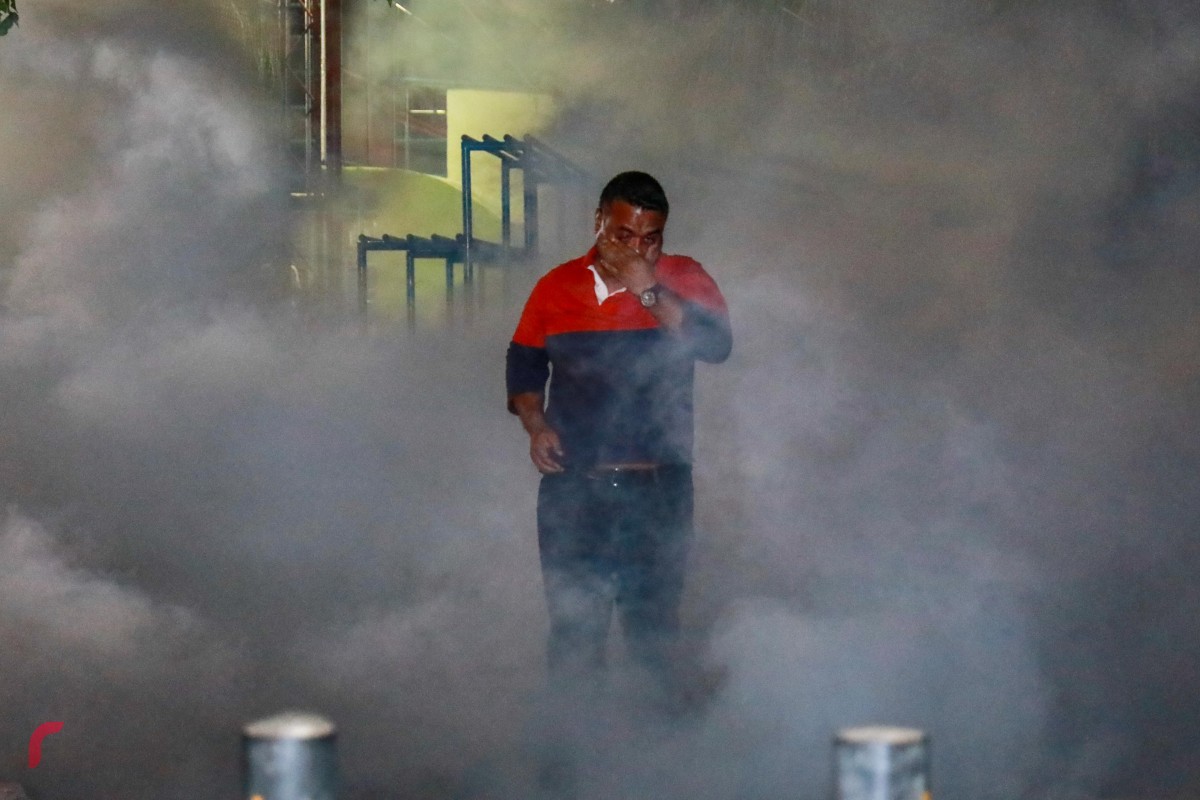 ފެބްރުއަރީ 1، 2018: ސުޕްރީމް ކޯޓްއިން ކުރި އަމުރާއެކު ސަރުކާރާ ދެކޮޅު ފަރާތްތައް މަގު މައްޗަށް ނިކުމެ އަޑު އުފުލުމުން، އެއްވުުމުގައި ހަރަކާތްތެރިވި މީހަކު ހައްޔަރު ކުރުމަށް މަސައްކަތް ކުރަނީ -- ފޮޓޯ: މުހައްމަދު ޝަރުހާން