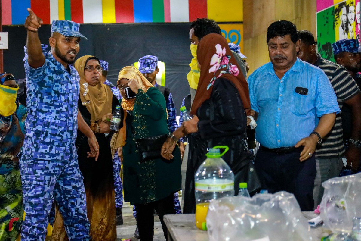 ފެބްރުއަރީ 1، 2018: ފުލުހުން އެމްޑީޕީގެ ހަރުގެއަށް ވަދެ މީހުން ނެރުމަށް މަސައްކަތްކުރަނީ  -- ފޮޓޯ: މުހައްމަދު ޝަރުހާން