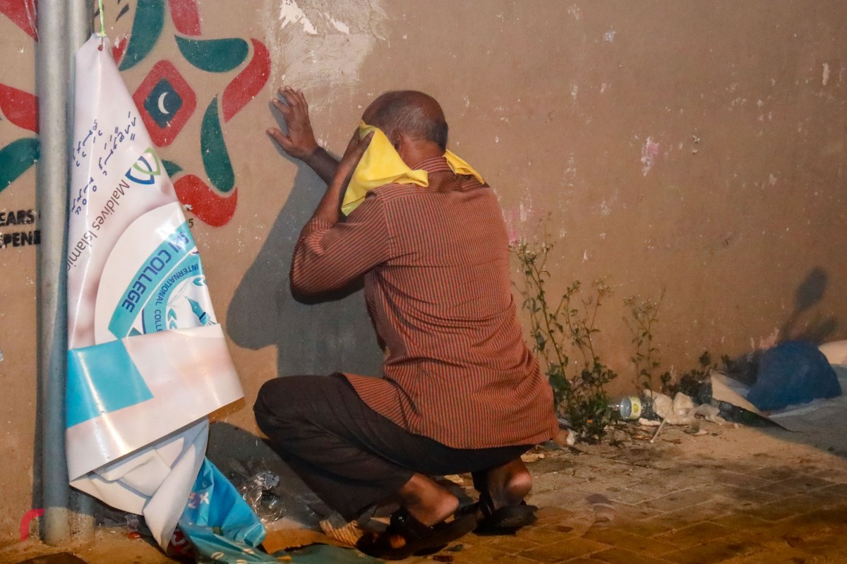 ފެބްރުއަރީ 1، 2018: އެއްވުމުގެ ބައިވެރިންގެ ތެރެއިން މީހެއްގެ ލޮލަށް ކަރުނަ ގޭހުގެ އަސަރުކޮށްފައި  -- ފޮޓޯ: މުހައްމަދު ޝަރުހާން