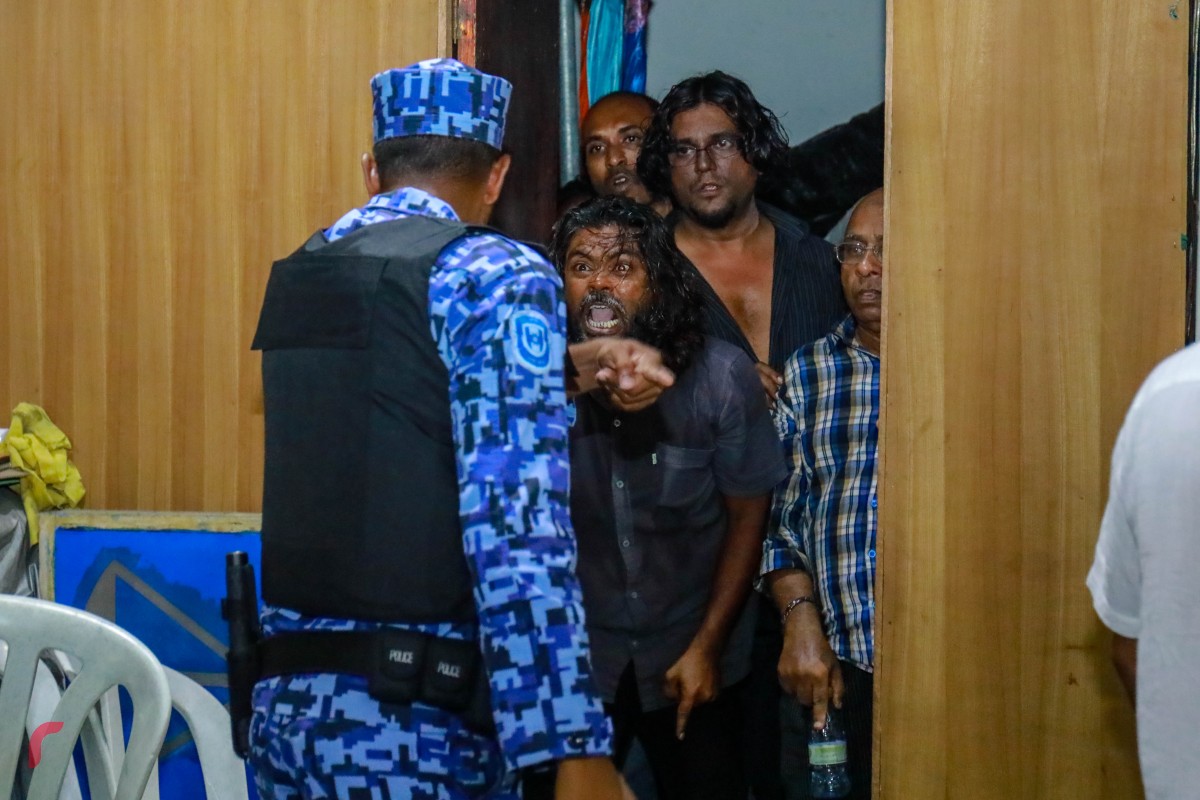  -- ފޮޓޯ: މުހައްމަދު ޝަރުހާންފެބްރުއަރީ 1، 2018: ސުޕްރީމް ކޯޓްއިން ކުރި އަމުރާއިއެކު ސަރުކާރާ ދެކޮޅު ފަރާތްތައް މަގުމައްޗައް ނިކުމެ އަޑު އުފުލުމުން އެއްވުުމުގައި ހަރަކާތްތެރިވި މީހަކު ހައްޔަރު ކުރުމަށް މަސައްކަތް ކުރަނީ، ފުލުހުން އެއްވުން ރޫޅާލުމަށް ބާރުގެ ބޭނުންކޮށް ކަރުނަ ގޭސްޖަހާފައިވާއިރު މިކަމުގެ ސަބަބުން ގިނަ އަދަދެއްގެ ބަޔަކަށް ވަނީ އަނިޔާވެފައި