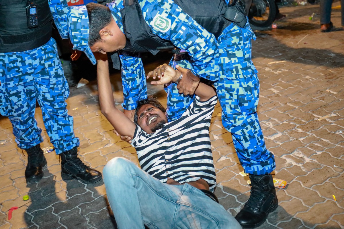 ފެބްރުއަރީ 1، 2018: ސުޕްރީމް ކޯޓްއިން ކުރި އަމުރާއެކު ސަރުކާރާ ދެކޮޅު ފަރާތްތައް މަގު މައްޗަށް ނިކުމެ އަޑު އުފުލުމުން، އެއްވުުމުގައި ހަރަކާތްތެރިވި މީހަކު ހައްޔަރު ކުރުމަށް މަސައްކަތް ކުރަނީ.  -- ފޮޓޯ: މުހައްމަދު ޝަރުހާން