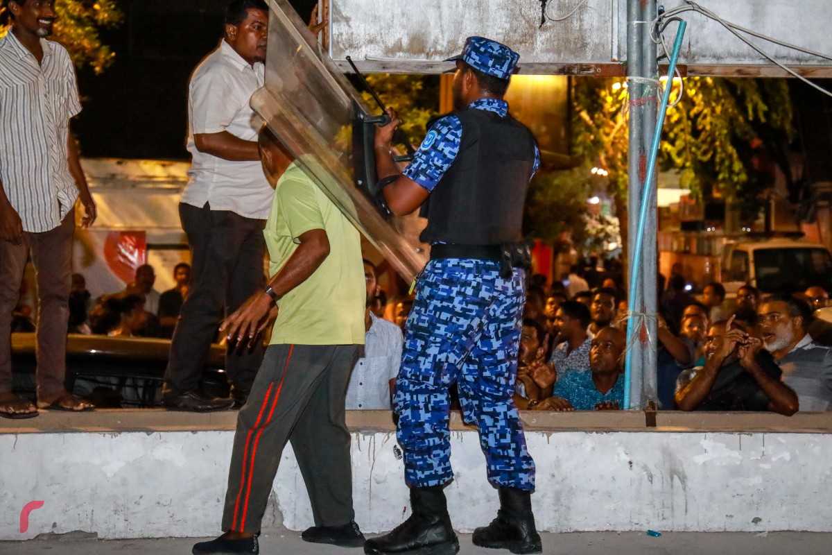 ފެބްރުއަރީ 1، 2018: ފެބްރުއަރީ 1، 2018: މަޖިލީހުގެ މެމްބަރުންގެ ގޮނޑި ނުގެއްލޭ ކަމަށާއި ސިޔާސީ ހައްޔަރީން މިނިވަން ކުރުމަށް ސުޕްރީމް ކޯޓުން ނިންމުމުން އެކަމުގެ އުފާ ފާޅުކުރަމުންދިޔައިރު، އެ އެއްވުން ރޫޅާލުމަށް ފުލުހުން މަސައްކަތް ކުރަނީ -- ފޮޓޯ: މުހައްމަދު ޝަރުހާން