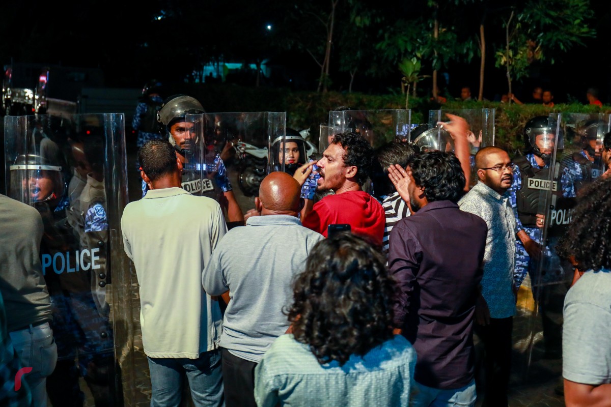 ފެބްރުއަރީ 1، 2018: ފެބްރުއަރީ 1، 2018: މަޖިލީހުގެ މެމްބަރުންގެ ގޮނޑި ނުގެއްލޭ ކަމަށާއި ސިޔާސީ ހައްޔަރީން މިނިވަން ކުރުމަށް ސުޕްރީމް ކޯޓުން ނިންމުމުން އެކަމުގެ އުފާ ފާޅުކުރަމުންދިޔައިރު، އެ އެއްވުން ރޫޅާލުމަށް ފުލުހުން މަސައްކަތް ކުރަނީ -- ފޮޓޯ: މުހައްމަދު ޝަރުހާން