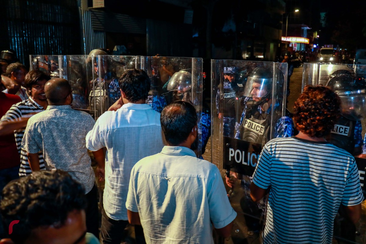 ފެބްރުއަރީ 1، 2018: އެއްވުން ރޫޅާލުމަށްޓަކައި ފުލުހުން ޝީލްޑާއެކު  -- ފޮޓޯ: މުހައްމަދު ޝަރުހާން