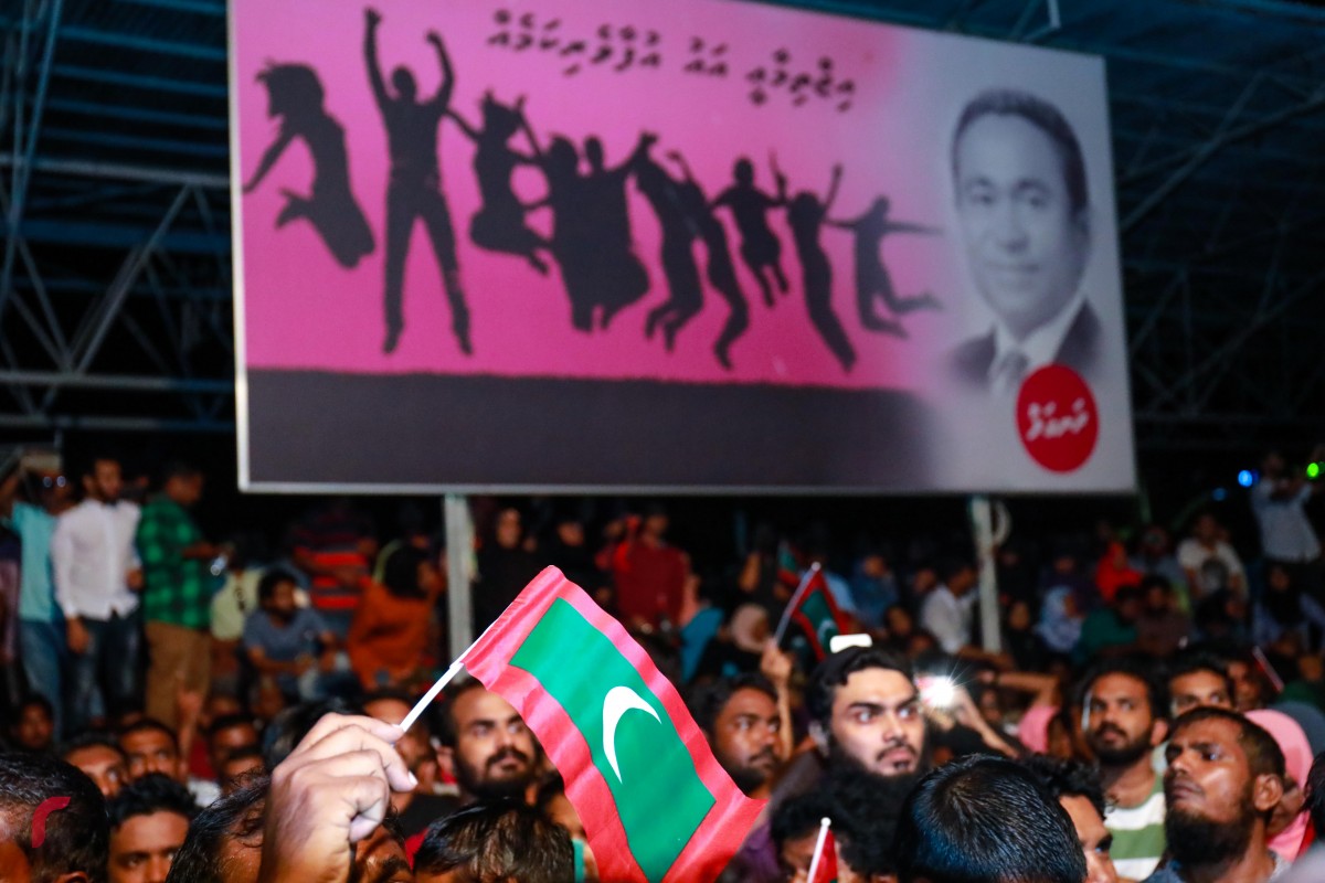 ފެބްރުއަރީ 1، 2018: މަޖިލީހުގެ މެމްބަރުންގެ ގޮނޑި ނުގެއްލޭ ކަމަށާއި ސިޔާސީ ހައްޔަރީން މިނިވަން ކުރުމަށް ސުޕްރީމް ކޯޓުން ނިންމުމުން އެކަމުގެ އުފާ ފާޅުކުރަނީ  -- ފޮޓޯ: މުހައްމަދު ޝަރުހާން
