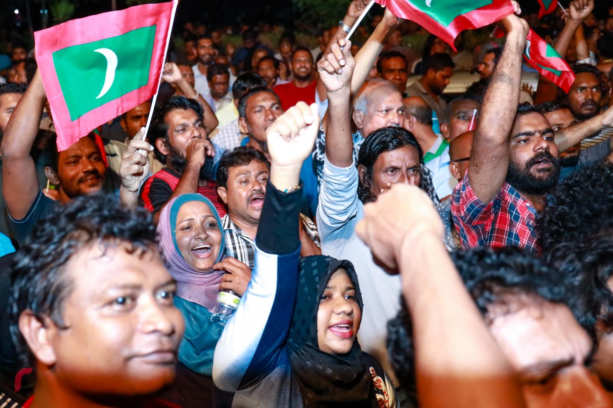 ފެބްރުއަރީ 1، 2018: މަޖިލީހުގެ މެމްބަރުންގެ ގޮނޑި ނުގެއްލޭ ކަމަށާއި ސިޔާސީ ހައްޔަރީން މިނިވަން ކުރުމަށް ސުޕްރީމް ކޯޓުން ނިންމުމުން އެކަމުގެ އުފާ ފާޅުކުރަނީ  -- ފޮޓޯ: މުހައްމަދު ޝަރުހާން