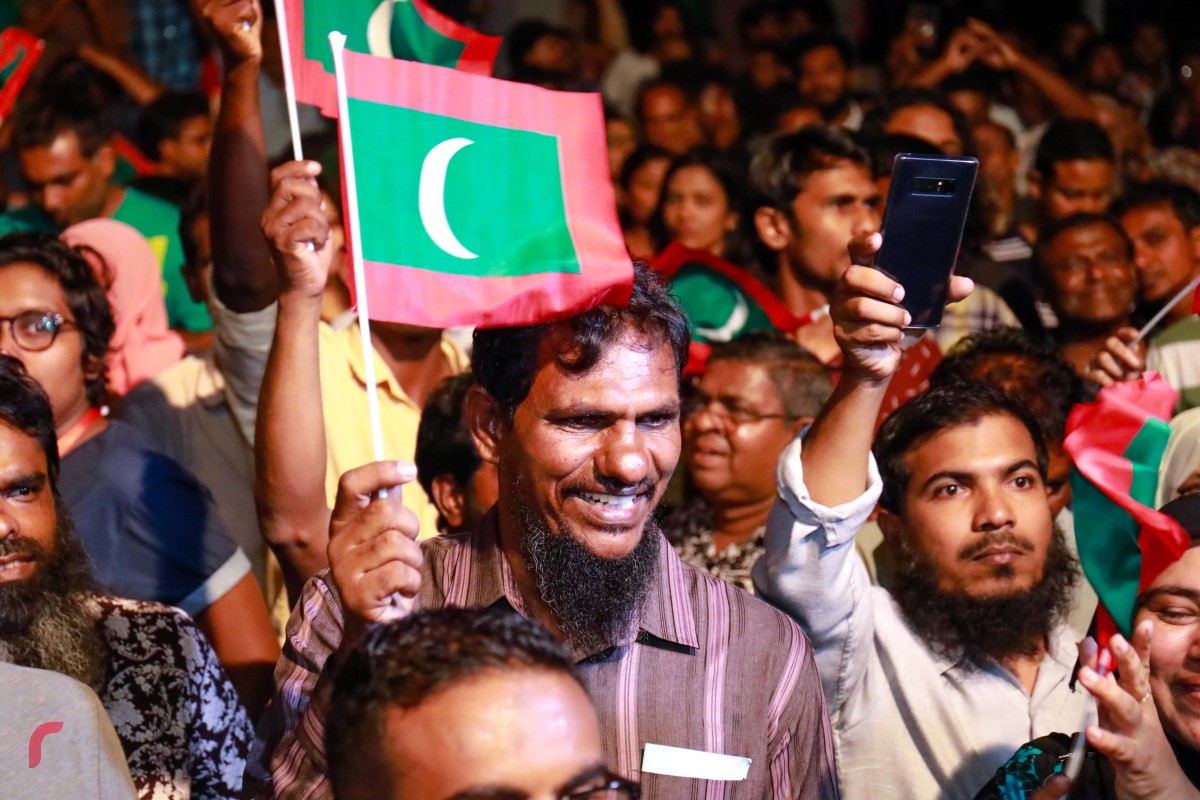 ފެބްރުއަރީ 1، 2018: މަޖިލީހުގެ މެމްބަރުންގެ ގޮނޑި ނުގެއްލޭ ކަމަށާއި ސިޔާސީ ހައްޔަރީން މިނިވަން ކުރުމަށް ސުޕްރީމް ކޯޓުން ނިންމުމުން އެކަމުގެ އުފާ ފާޅުކުރަނީ  -- ފޮޓޯ: މުހައްމަދު ޝަރުހާން