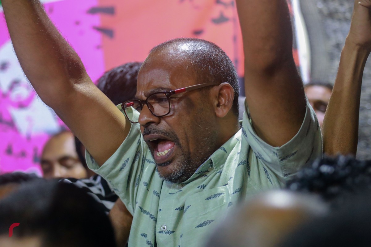 ފެބްރުއަރީ 1، 2018: މަޖިލީހުގެ މެމްބަރުންގެ ގޮނޑި ނުގެއްލޭ ކަމަށާއި ސިޔާސީ ހައްޔަރީން މިނިވަން ކުރުމަށް ސުޕްރީމް ކޯޓުން ނިންމުމުން އެކަމުގެ އުފާ ފާޅުކުރަނީ  -- ފޮޓޯ: މުހައްމަދު ޝަރުހާން