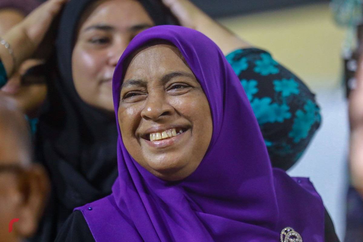 ފެބްރުއަރީ 1، 2018: މަޖިލީހުގެ މެމްބަރުންގެ ގޮނޑި ނުގެއްލޭ ކަމަށާއި ސިޔާސީ ހައްޔަރީން މިނިވަން ކުރުމަށް ސުޕްރީމް ކޯޓުން ނިންމުމުން އެކަމުގެ އުފާ ފާޅުކުރަނީ  -- ފޮޓޯ: މުހައްމަދު ޝަރުހާން