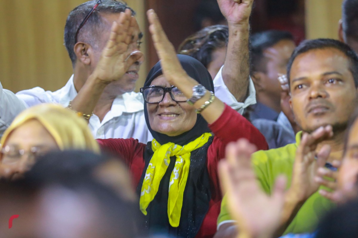 ފެބްރުއަރީ 1، 2018: މަޖިލީހުގެ މެމްބަރުންގެ ގޮނޑި ނުގެއްލޭ ކަމަށާއި ސިޔާސީ ހައްޔަރީން މިނިވަން ކުރުމަށް ސުޕްރީމް ކޯޓުން ނިންމުމުން އެކަމުގެ އުފާ ފާޅުކުރަނީ  -- ފޮޓޯ: މުހައްމަދު ޝަރުހާން