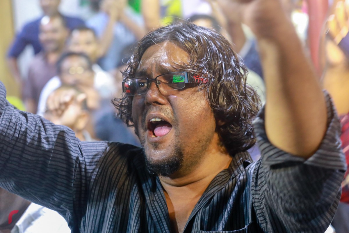 ފެބްރުއަރީ 1، 2018: މަޖިލީހުގެ މެމްބަރުންގެ ގޮނޑި ނުގެއްލޭ ކަމަށާއި ސިޔާސީ ހައްޔަރީން މިނިވަން ކުރުމަށް ސުޕްރީމް ކޯޓުން ނިންމުމުން އެކަމުގެ އުފާ ފާޅުކުރަނީ  -- ފޮޓޯ: މުހައްމަދު ޝަރުހާން