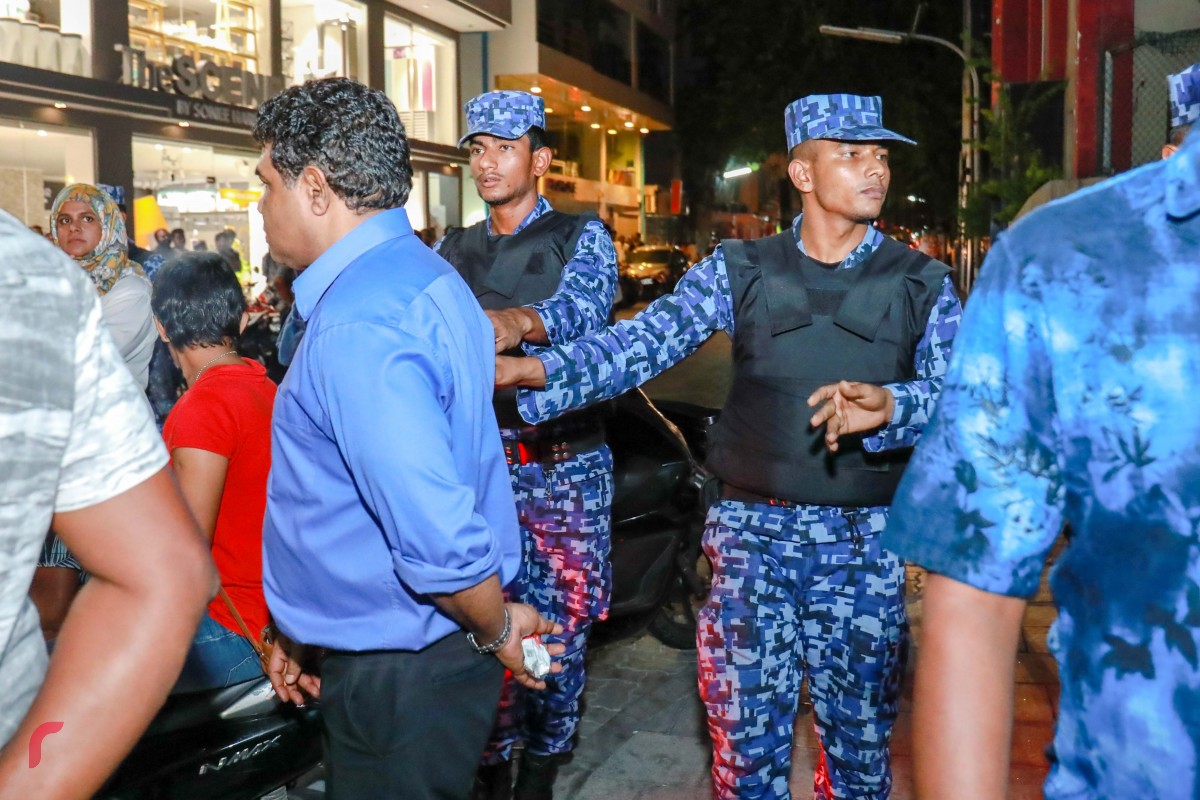 ފެބްރުއަރީ 2، 2018: އިދިކޮޅު ފަރާތްތަކުން ޕީޖީ އޮފީސް ކުރިމަތީގައި ކުރި މުޒާހަރާ ނޫޅާލުމަށް ފުލުހުން މަސައްކަތް ކުރަނީ-- ފޮޓޯ: މުހައްމަދު ޝަރުހާން