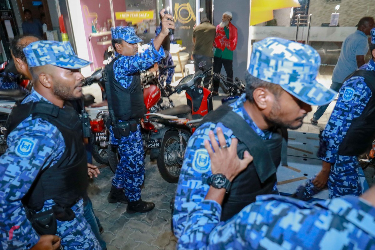 ފެބްރުއަރީ 2، 2018:ސުޕްރީމް ކޯޓުން ނެރުން އަމުރާ އެކު މާލޭގެ އެކި ސަރަހައްދުތަކަށް ސަރުކާރާ ދެކޮޅު ފަރާތްތަކުން އެއްވެ އަޑު އުފުލަމުންދާއިރު ފުލުުހުންދަނީ އެކަށީގެން ނުވާ ބާރުގެ ބޭނުންކޮށް އެއްވުންތައް ރޫޅާލަމުން -- ފޮޓޯ: މުހައްމަދު ޝަރުހާން