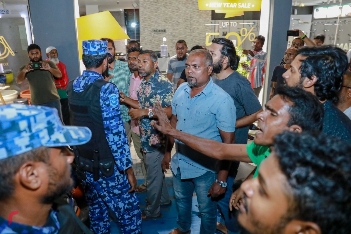 ފެބްރުއަރީ 2، 2018: އިދިކޮޅު ފަރާތްތަކުން ޕީޖީ އޮފީސް ކުރިމަތީގައި ކުރި މުޒާހަރާ ނޫޅާލުމަށް ފުލުހުން މަސައްކަތް ކުރަނީ-- ފޮޓޯ: މުހައްމަދު ޝަރުހާން