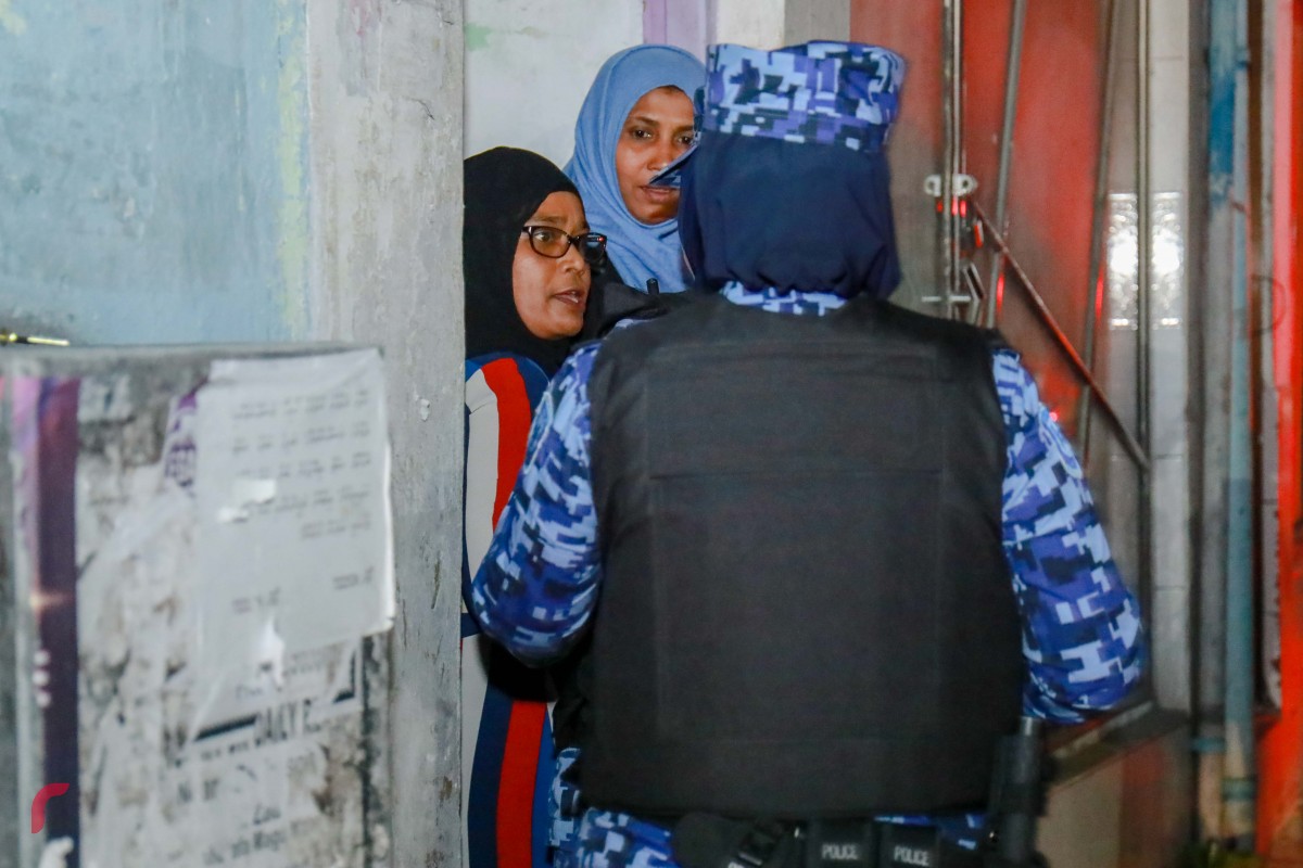 ފެބްރުއަރީ 2، 2018:ސުޕްރީމް ކޯޓުން ނެރުން އަމުރާ އެކު މާލޭގެ އެކި ސަރަހައްދުތަކަށް ސަރުކާރާ ދެކޮޅު ފަރާތްތަކުން އެއްވެ އަޑު އުފުލަމުންދާއިރު ފުލުުހުންދަނީ އެކަށީގެން ނުވާ ބާރުގެ ބޭނުންކޮށް އެއްވުންތައް ރޫޅާލަމުން -- ފޮޓޯ: މުހައްމަދު ޝަރުހާން