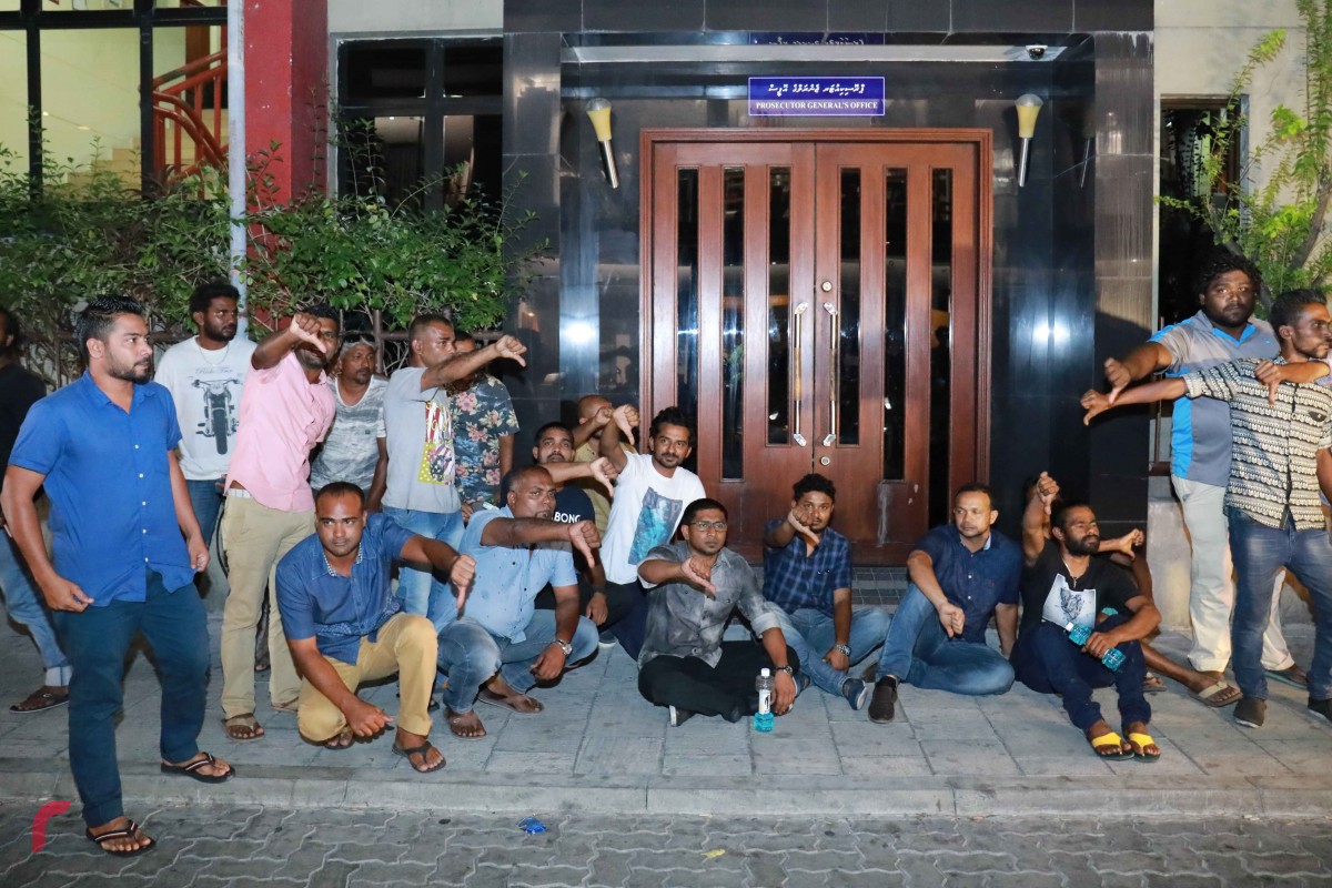 ފެބްރުއަރީ 2، 2018:ސުޕްރީމް ކޯޓުން ނެރުން އަމުރާ އެކު މާލޭގެ އެކި ސަރަހައްދުތަކަށް ސަރުކާރާ ދެކޮޅު ފަރާތްތަކުން އެއްވެ އަޑު އުފުލަމުންދާއިރު ފުލުުހުންދަނީ އެކަށީގެން ނުވާ ބާރުގެ ބޭނުންކޮށް އެއްވުންތައް ރޫޅާލަމުން -- ފޮޓޯ: މުހައްމަދު ޝަރުހާން