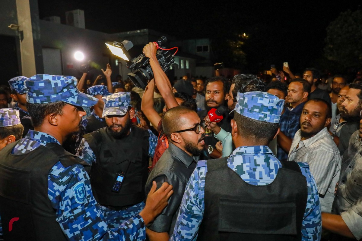 ފެބްރުއަރީ 2، 2018: ސުޕްރީމް ކޯޓްއިން ނެރުނު އަމުރާއިއެކު ސަރުކާރާއި ދެކޮޅު ފަރާތްތައް މަގުމައްޗައް ނިކުމެ މުޒާހަރާ ކުރަން ފެށުމާއި އެކު، މުޒާހަރާ ރޫޅާލުމަށް ފުލުހުން މަސައްކަތް ކުރަނީ -- ފޮޓޯ: މުހައްމަދު ޝަރުހާން