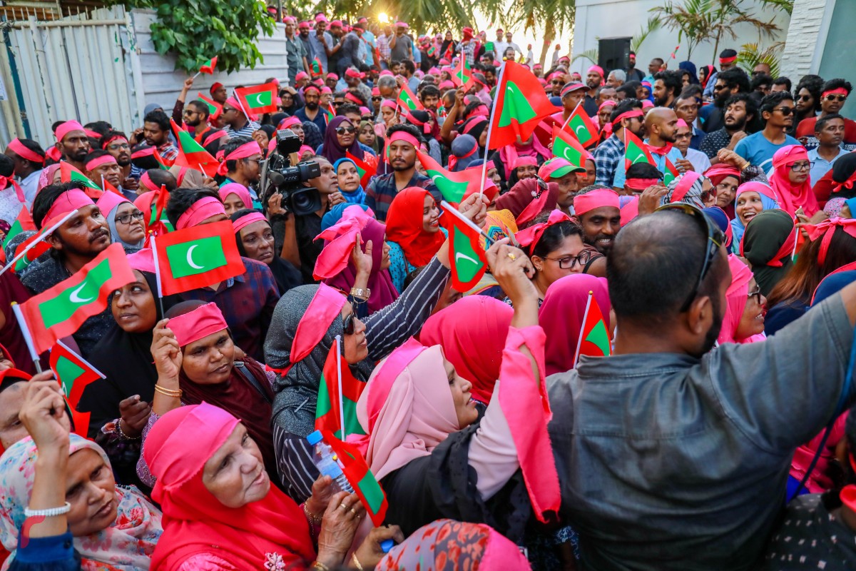 ފެބްރުއަރީ 3، 2018: ސުޕްރީމް ކޯޓުން ނެރުނު ކުއްލި އަމުރާއެކު ރައީސް ޔާމީންއަށް ތާއީދު އޮތްކަން ދެއްކުމަށް ވެސްޓް ޕާކް ސަރަހައްދު ޖަގަހައިގައި ބޭއްވި އެއްވުމުގެ ތެރެއިން -- ފޮޓޯ: މުހައްމަދު ޝަރުހާން