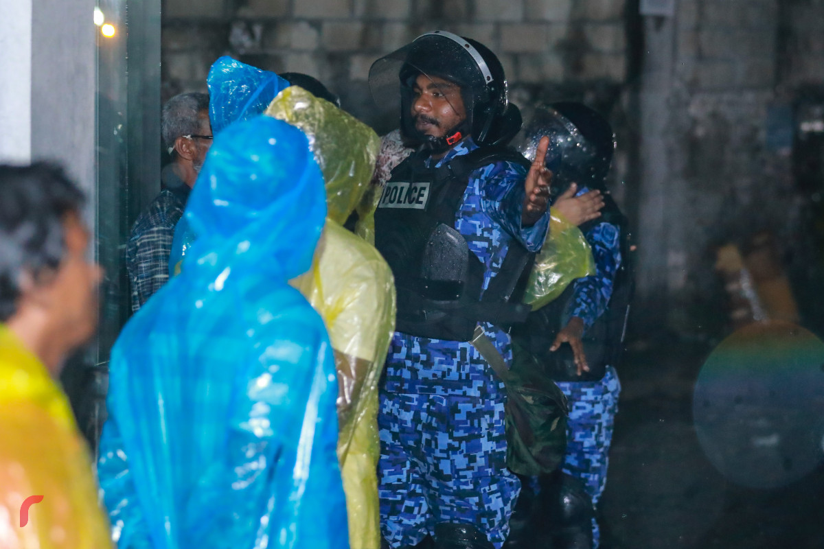 ފެބްރުއަރީ 6، 2018: ފުލުހުން ފޯރިމަރަނީ: 15 ދުވަހަށް ކުއްލި ހާލަތު އިއުލާންކޮށްފައި ވާއިރު ފުލުހުންވަނީ އުއްތަމަ ފަނޑިޔާރާއި ސުޕްރީމް ކޯޓްގެ ފަނޑިޔާރަކާ އަދި ކުރީގެ ރައީސް މައުމޫނު އާއި މައުމޫނުގެ ދަރިލަކުން ޔުމްނާ މައުމޫނުގެ ފިރިކަލުން ނަދީމް ވަނީ ހައްޔަރުކޮށްފައި.-- ފޮޓޯ: މުހައްމަދު ޝަރުހާން