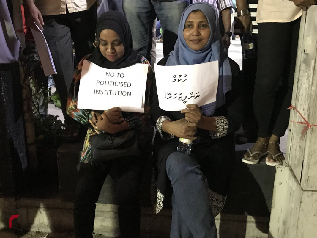 ފެބްރުއަރީ 9، 2018: ގުޅިފައިވާ އިއްތިހާދުގެ މެމްބަރުން އެމްޑީޕީ ހަރުގެ ސަރަހައްދުގައި ބޭއްވި އެއްވުމުގެ ތެރެއިން، މި އެއްވުމުގައި ސުޕްރީމް ކޯޓުގެ ނިންމުން ތަންފީޒުކުރުމަށް ގޮވާލައި އަޑުއުފުލާފައިވޭ