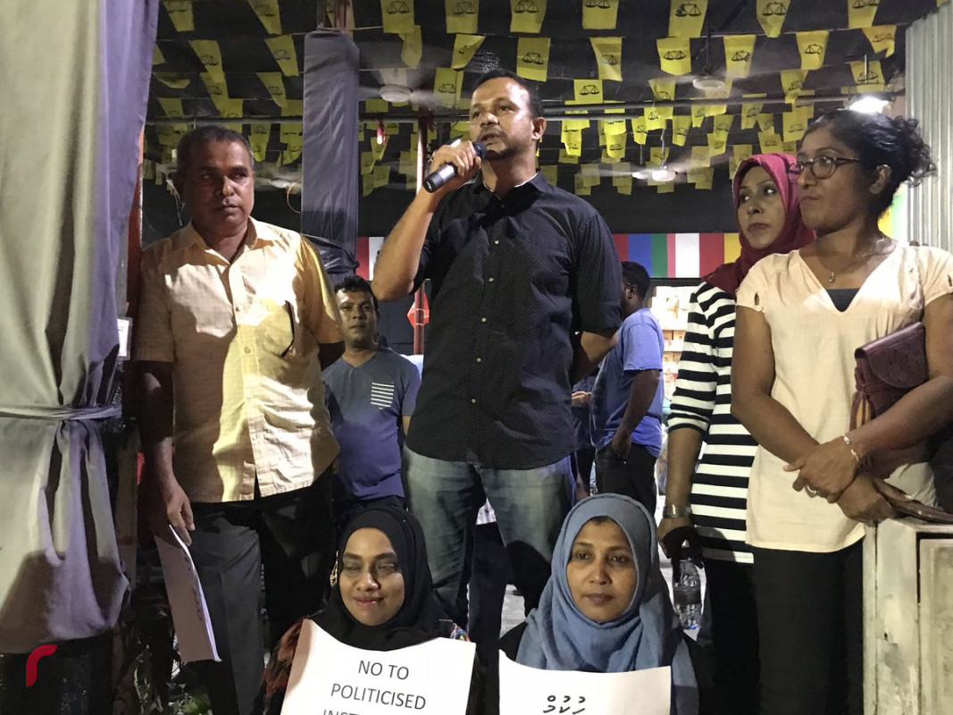 ފެބްރުއަރީ 9، 2018: ގުޅިފައިވާ އިއްތިހާދުގެ މެމްބަރުން އެމްޑީޕީ ހަރުގެ ސަރަހައްދުގައި ބޭއްވި އެއްވުމުގެ ތެރެއިން، މި އެއްވުމުގައި ސުޕްރީމް ކޯޓުގެ ނިންމުން ތަންފީޒުކުރުމަށް ގޮވާލައި އަޑުއުފުލާފައިވޭ