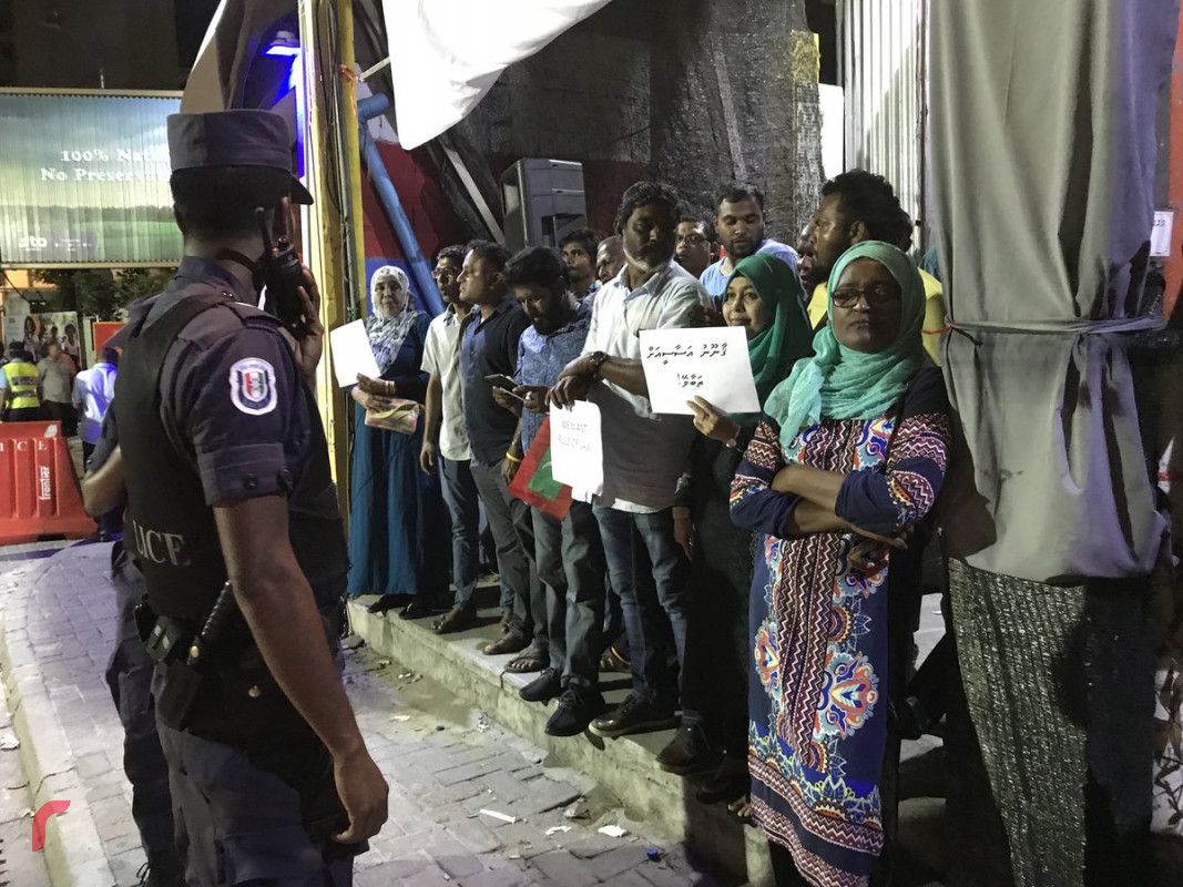 ފެބްރުއަރީ 9، 2018: ގުޅިފައިވާ އިއްތިހާދުގެ މެމްބަރުން އެމްޑީޕީ ހަރުގެ ސަރަހައްދުގައި ބޭއްވި އެއްވުމުގެ ތެރެއިން، މި އެއްވުމުގައި ސުޕްރީމް ކޯޓުގެ ނިންމުން ތަންފީޒުކުރުމަށް ގޮވާލައި އަޑުއުފުލާފައިވޭ