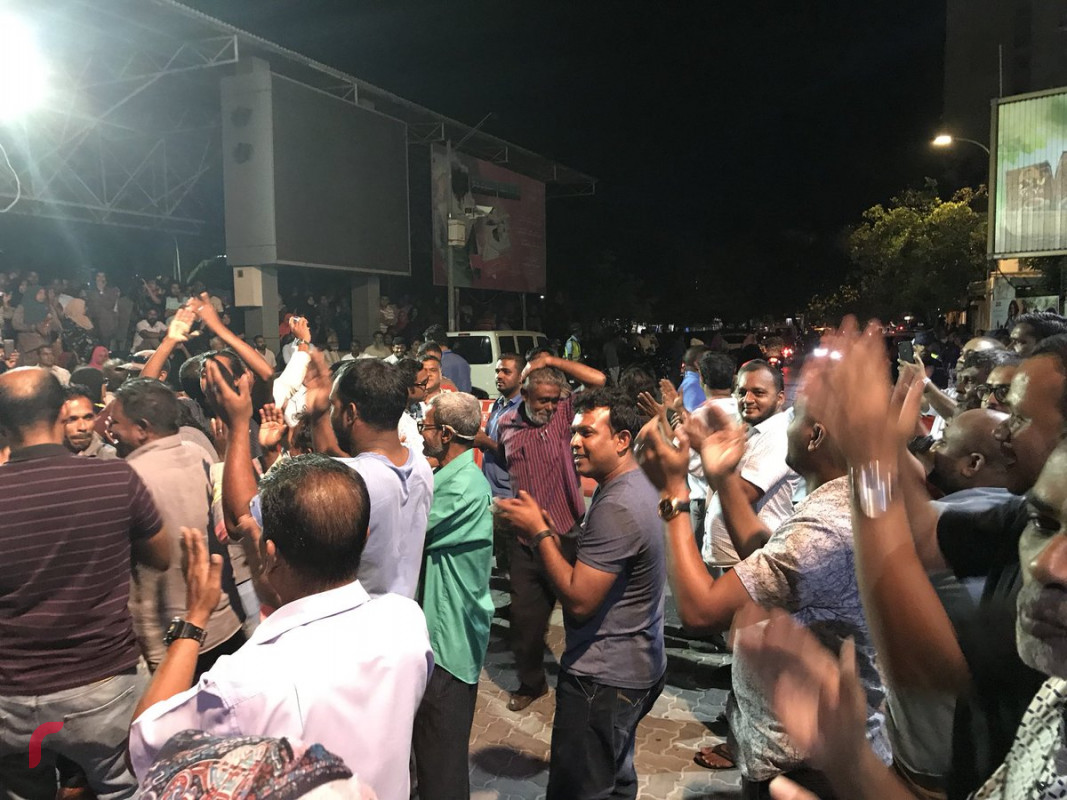 ފެބްރުއަރީ 9، 2018: ގުޅިފައިވާ އިއްތިހާދުގެ މެމްބަރުން އެމްޑީޕީ ހަރުގެ ސަރަހައްދުގައި ބޭއްވި އެއްވުމުގެ ތެރެއިން، މި އެއްވުމުގައި ސުޕްރީމް ކޯޓުގެ ނިންމުން ތަންފީޒުކުރުމަށް ގޮވާލައި އަޑުއުފުލާފައިވޭ