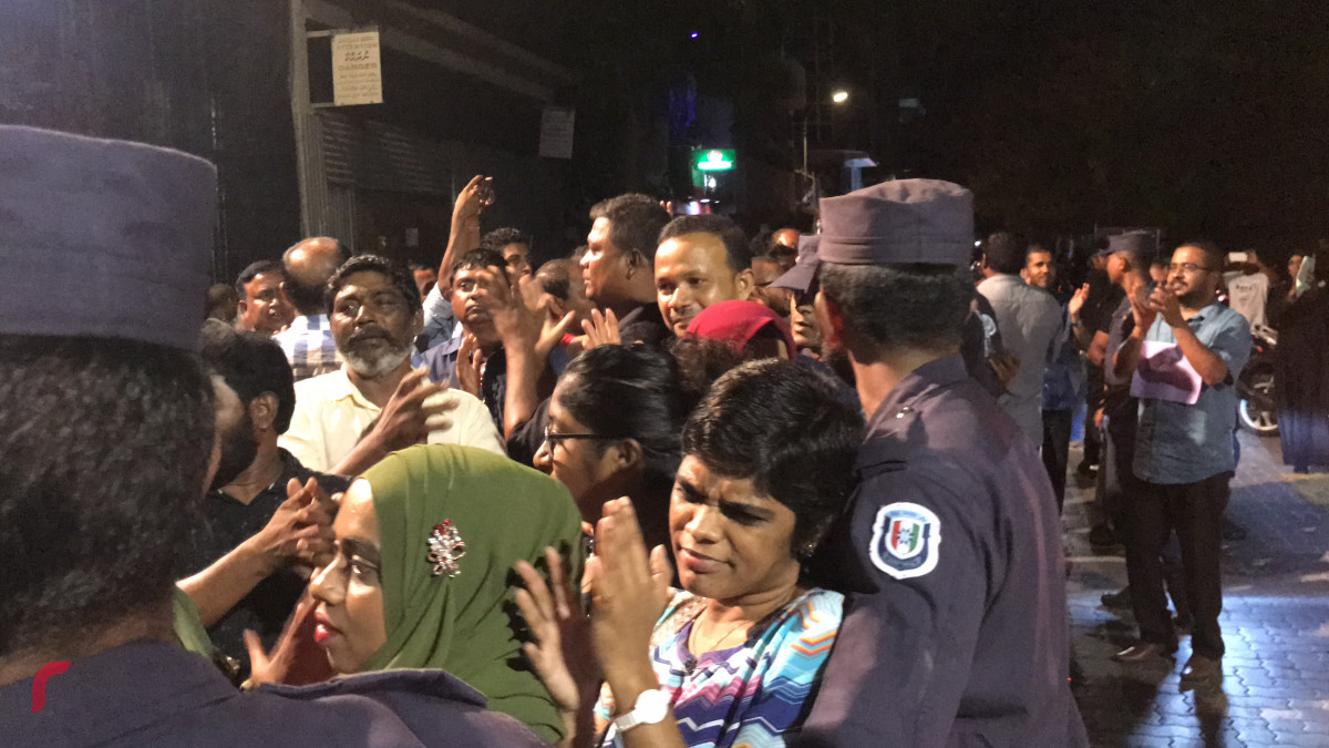 ފެބްރުއަރީ 13، 2018: ގުޅިފައިވާ އިއްތިހާދުން އެމްޑީޕީ ހަރުގެ ސަރަހައްދުގައި ކުރިއަށް ގެންދިޔަ އެއްވުމުގެ ތެރެއިން، މި އެއްވުމުގައި ސުޕްރީމް ކޯޓުގެ އަމުރު ތަންފީޒު ކުރުމަށާއި ސިޔާސީ ހައްޔަރީން ދޫކޮށްލުމަށް ވަނީ ގޮވާލާފައި