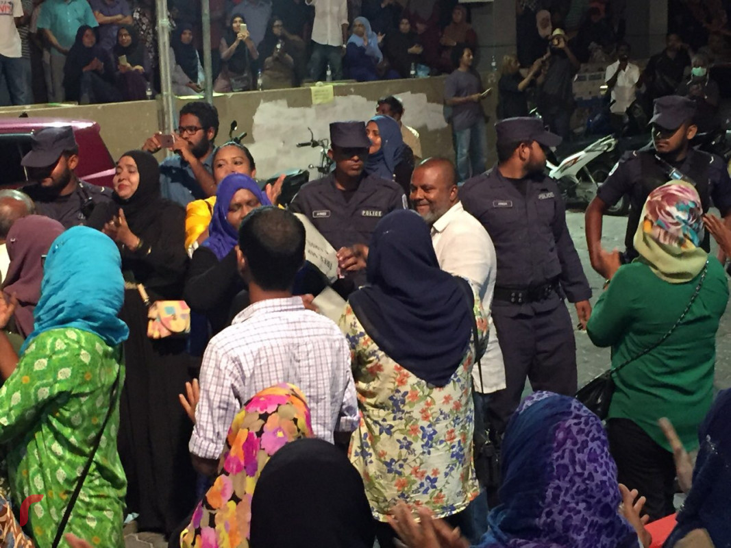 ފެބްރުއަރީ 13، 2018: ގުޅިފައިވާ އިއްތިހާދުން އެމްޑީޕީ ހަރުގެ ސަރަހައްދުގައި ކުރިއަށް ގެންދިޔަ އެއްވުމުގެ ތެރެއިން، މި އެއްވުމުގައި ސުޕްރީމް ކޯޓުގެ އަމުރު ތަންފީޒު ކުރުމަށާއި ސިޔާސީ ހައްޔަރީން ދޫކޮށްލުމަށް ވަނީ ގޮވާލާފައި