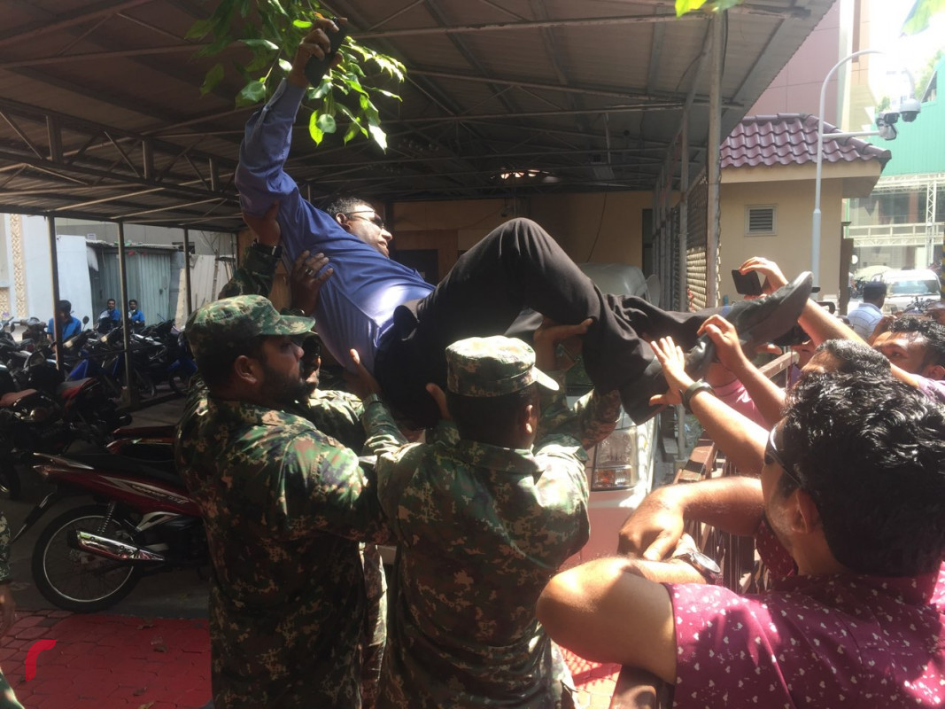 މަޖިލީހުގެ ބޭރުގައި ނޫސްވެރިންނާ ވާހަކަ ދައްކަވަމުން ހިތަދޫ ދެކުނު ދާއިރާގެ މެމްބަރު އަލީ ނިޒާރު ވިދާޅުވީ ކުއްލި ނުރައްކަލުގެ ހާލަތު އޮތަސް މެމްބަރުންނަށް މަޖިލީހަށް ވަދެވެން ޖެހޭނެ ކަމަށެވެ. އަދި މަސައްކަތް ކުރެވެންޖެހޭނެ ކަމަށް ނިޒާރު ވިދާޅުވިއެވެ.